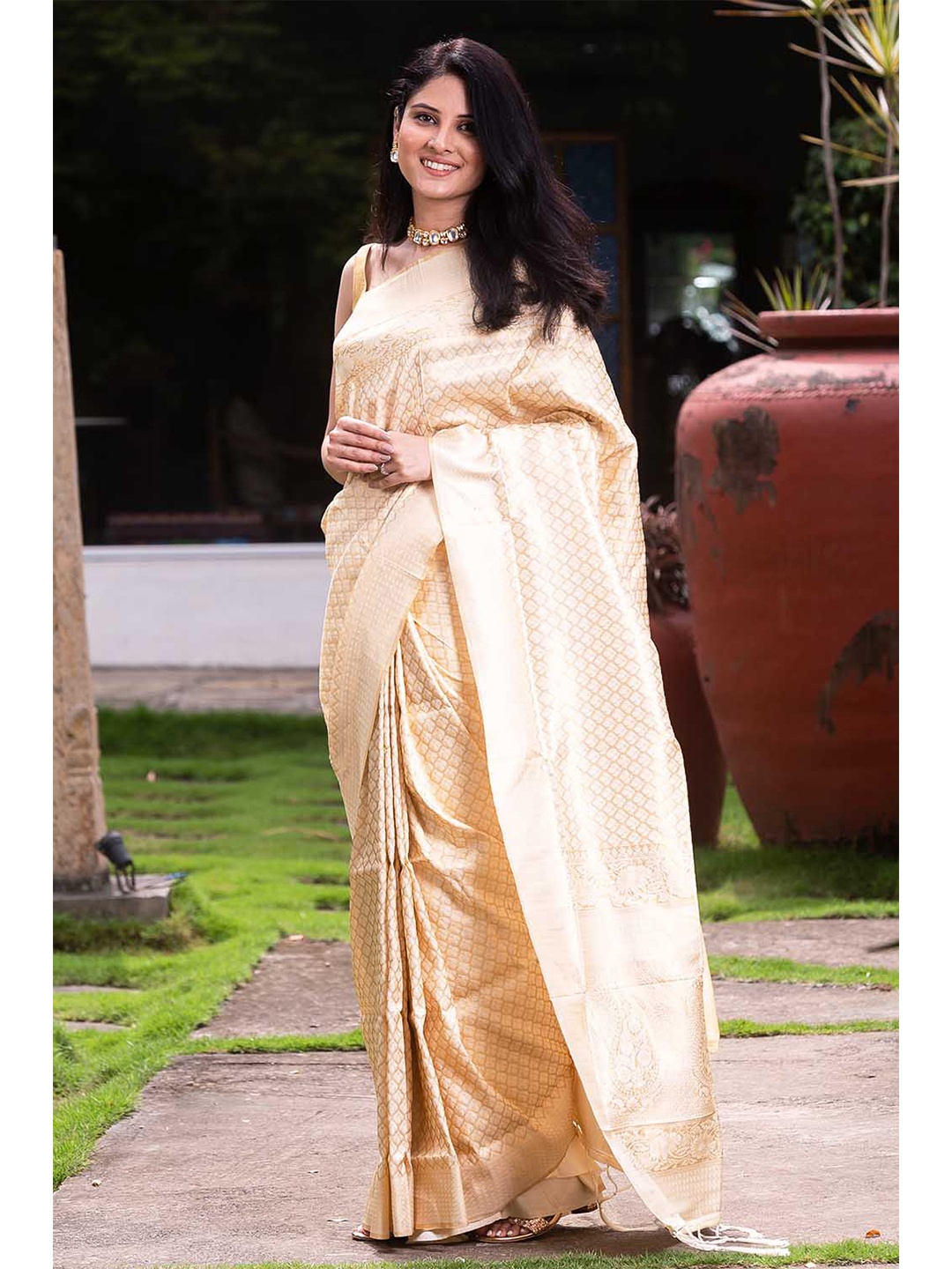 

KARAGIRI Cream-Coloured & Gold-Toned Woven Design Zari Banarasi Saree