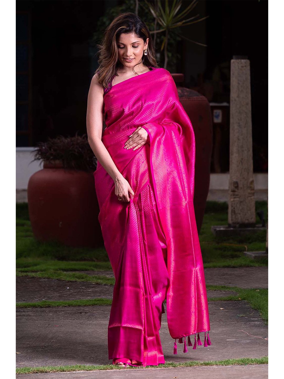 

KARAGIRI Women Pink & Gold Woven Design Zari Silk Blend Kanjeevaram Saree