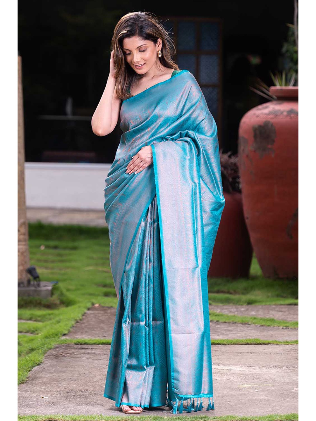 

KARAGIRI Blue & Copper-Toned Zari Kanjeevaram Saree