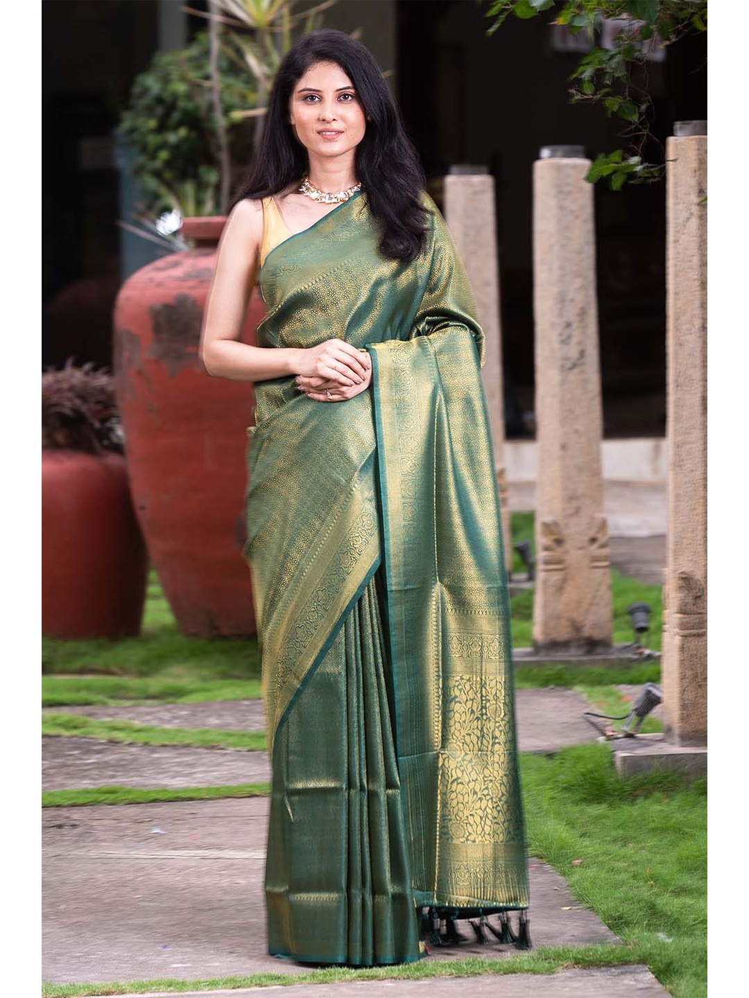 

KARAGIRI Green & Gold-Toned Zari Silk Blend Kanjeevaram Saree