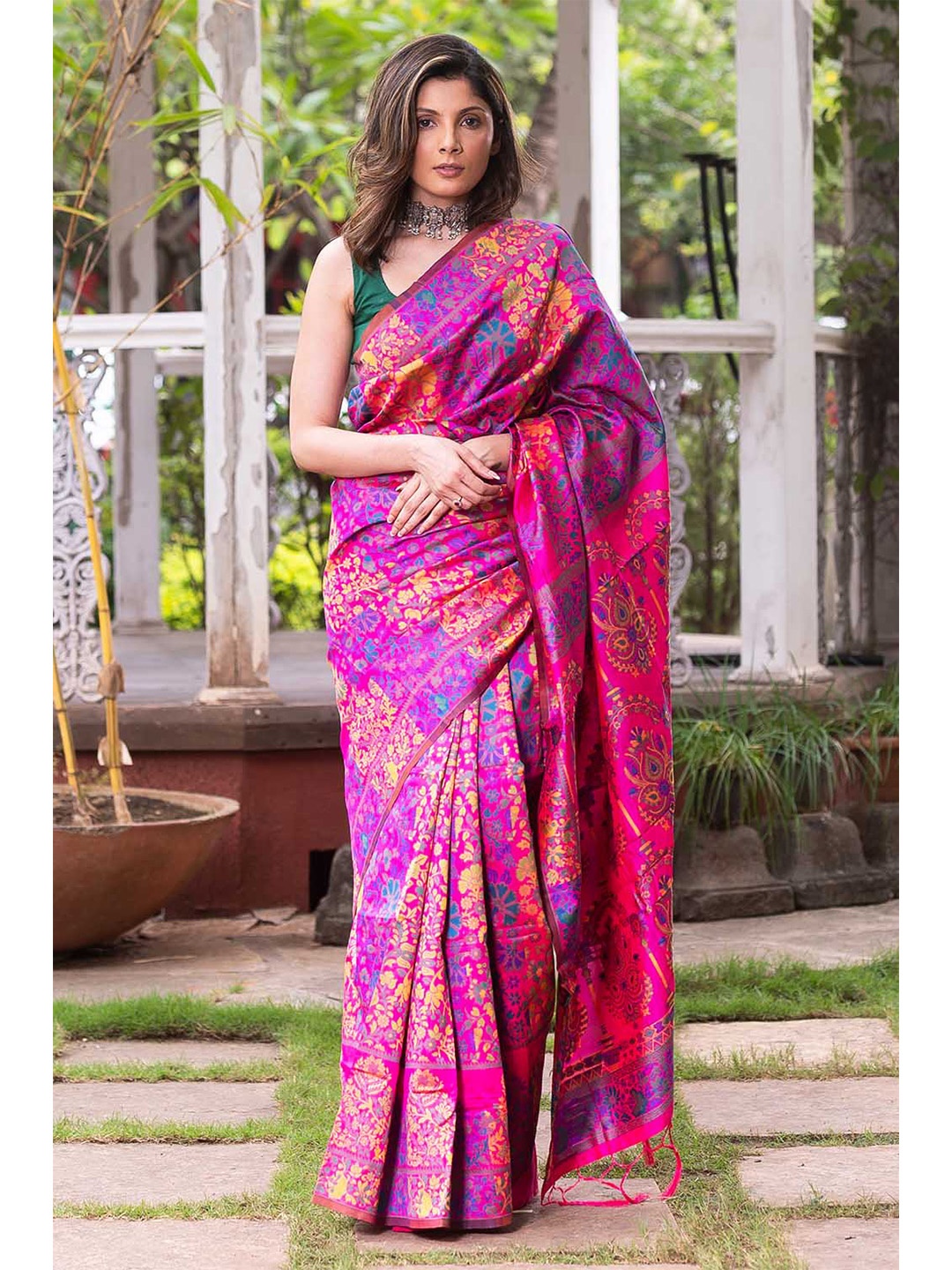 

KARAGIRI Women Purple & Blue Floral Saree