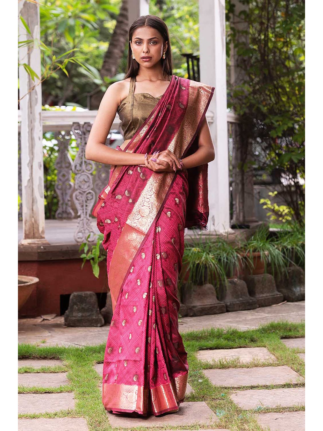 

KARAGIRI Women Maroon & Gold-Toned Floral Zari Silk Blend Banarasi Saree