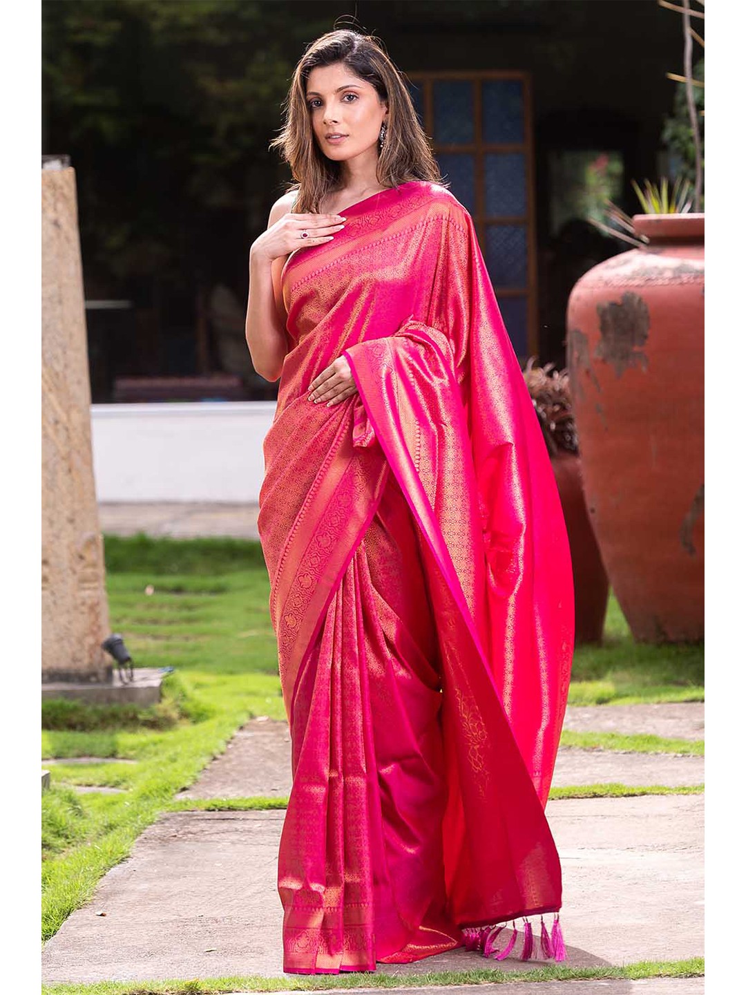 

KARAGIRI Women Pink & Gold-Toned Woven Design Zari Silk Blend Banarasi Saree