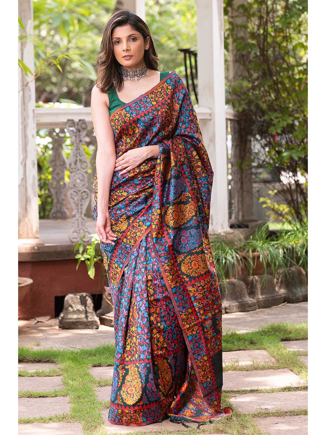 

KARAGIRI Women Blue & Red Floral Saree