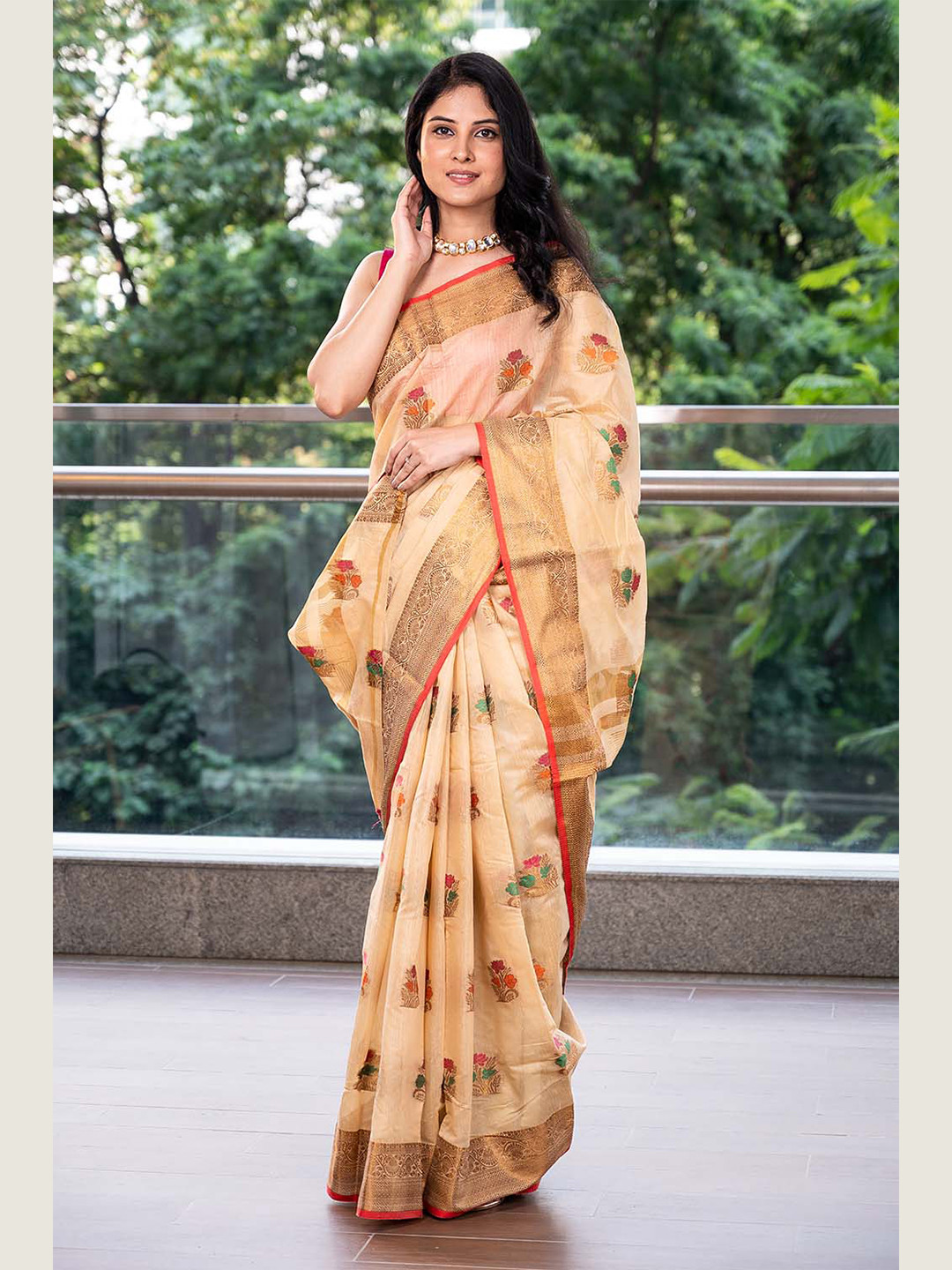 

KARAGIRI Women Cream-Coloured & Red Floral Zari Silk Blend Kanjeevaram Saree