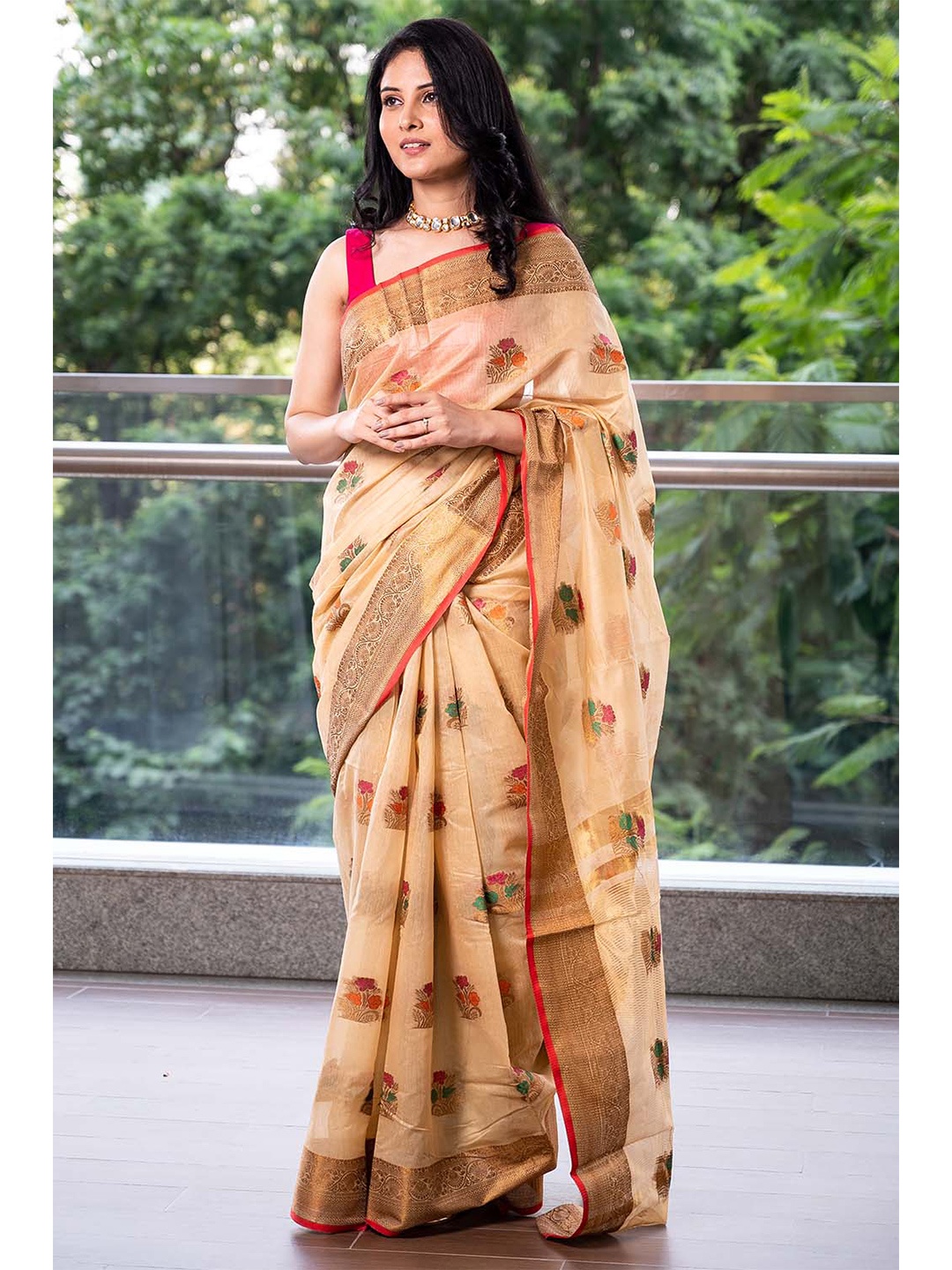 

KARAGIRI Women Cream-Coloured & Red Floral Zari Banarasi Saree
