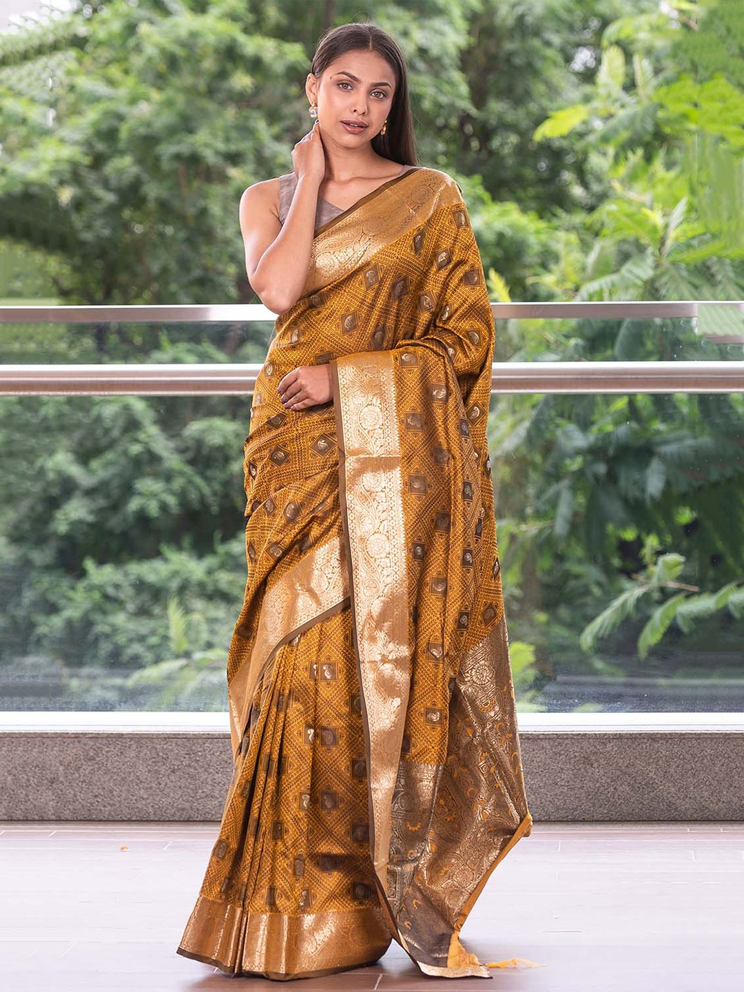 

KARAGIRI Women Brown & Gold-Toned Floral Zari Silk Blend Kanjeevaram Saree