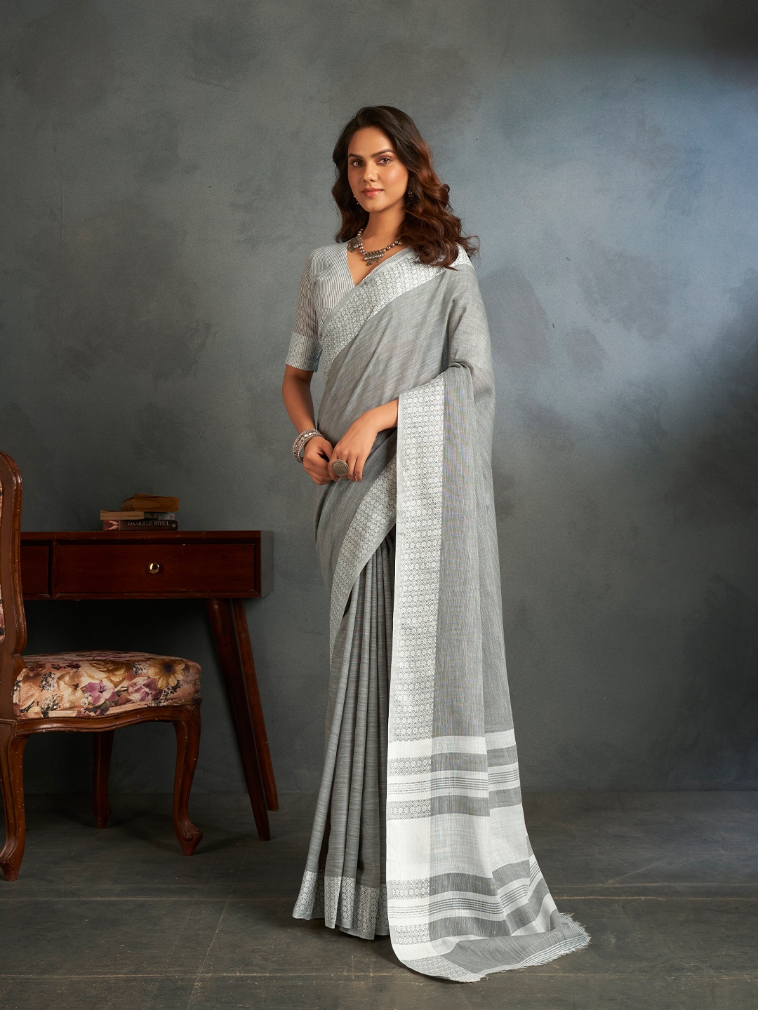 

elora Grey & White Solid Linen Blend Saree