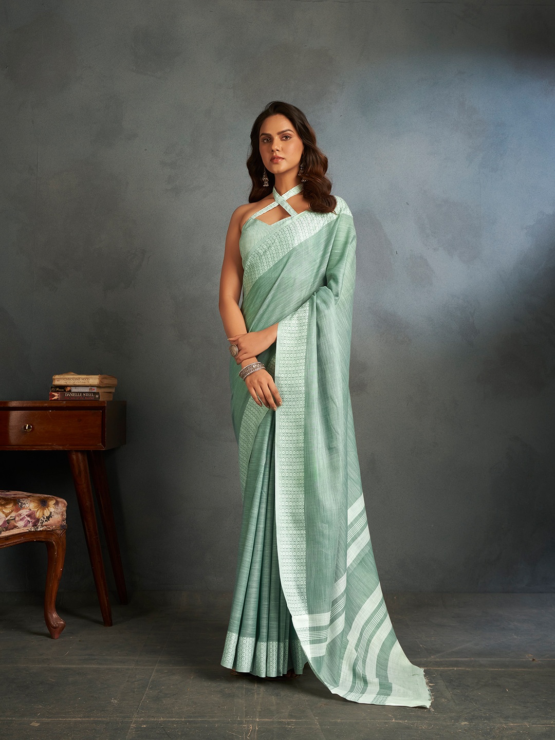 

elora Green & Silver-Toned Solid Linen Blend Saree