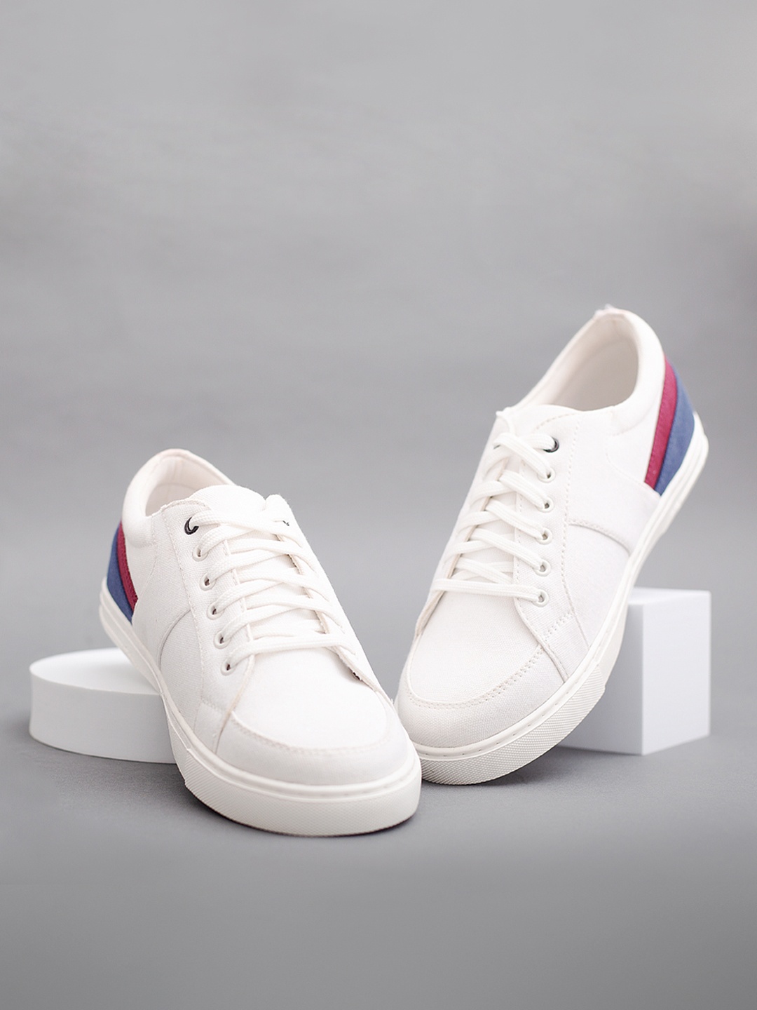 

Big Fox Men White Colourblocked Sneakers
