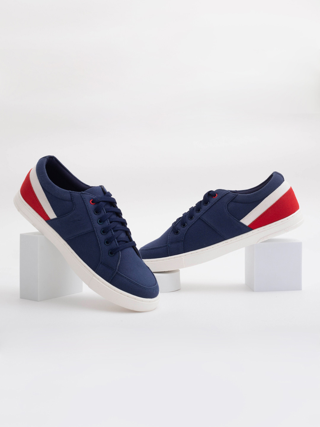 

Big Fox Men Blue Colourblocked Sneakers