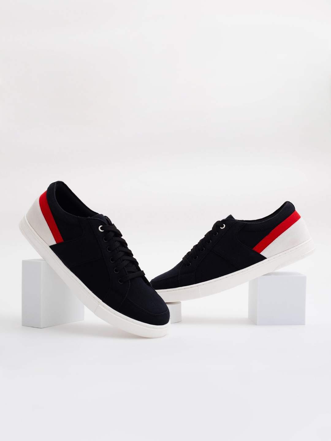 

Big Fox Men Black Colourblocked Sneakers