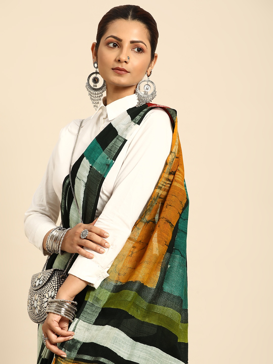 

Taavi Checked Saree With Unstitched Blouse Piece, Black
