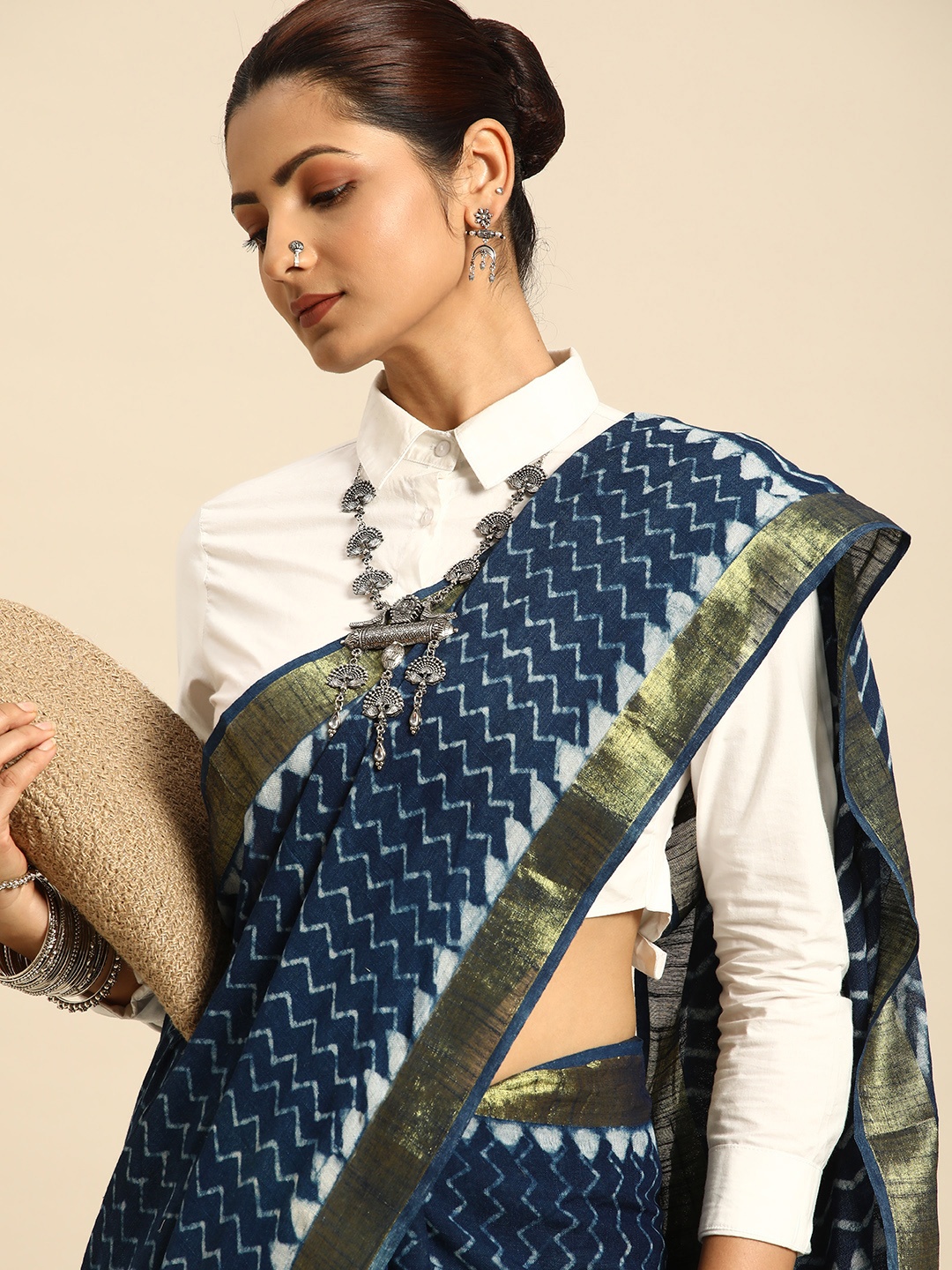 

Taavi Indigo Chevron Printed Saree With Unstitched Blouse Piece, Blue