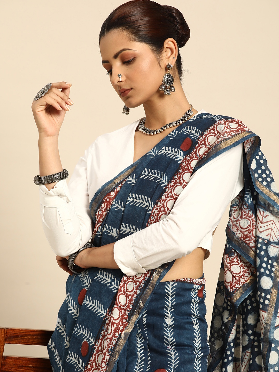 

Taavi Dabu Ethnic Motifs Printed Saree With Unstitched Blouse Piece, Blue