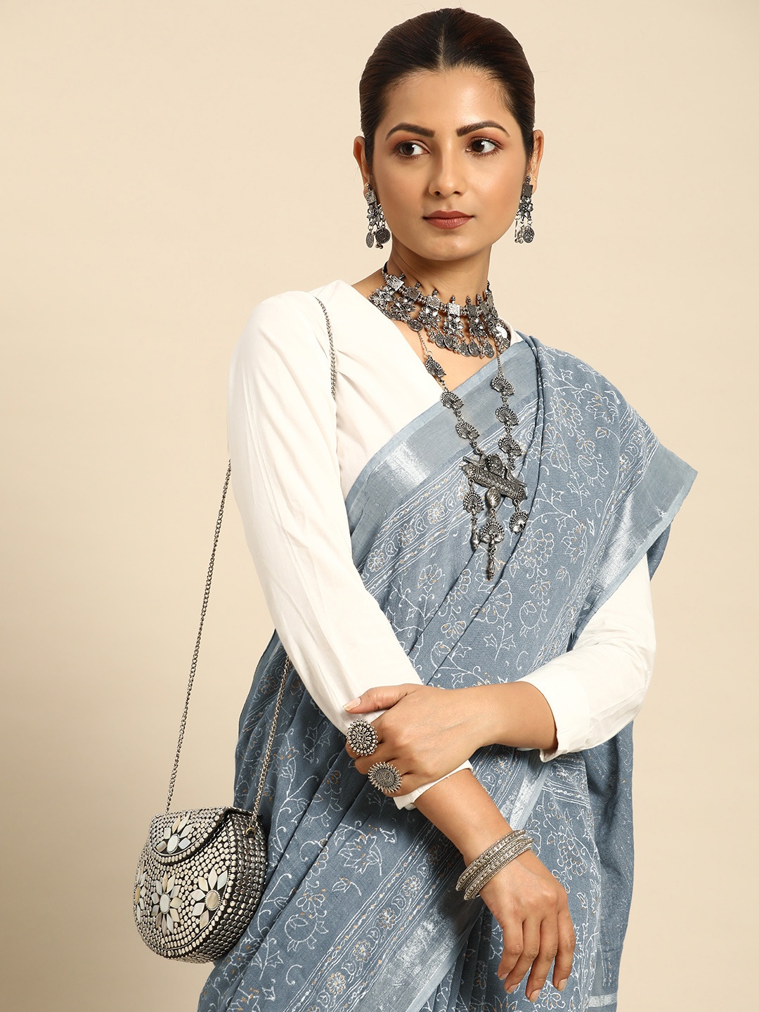 

Taavi Floral Printed Saree With Unstitched Blouse Piece, Grey
