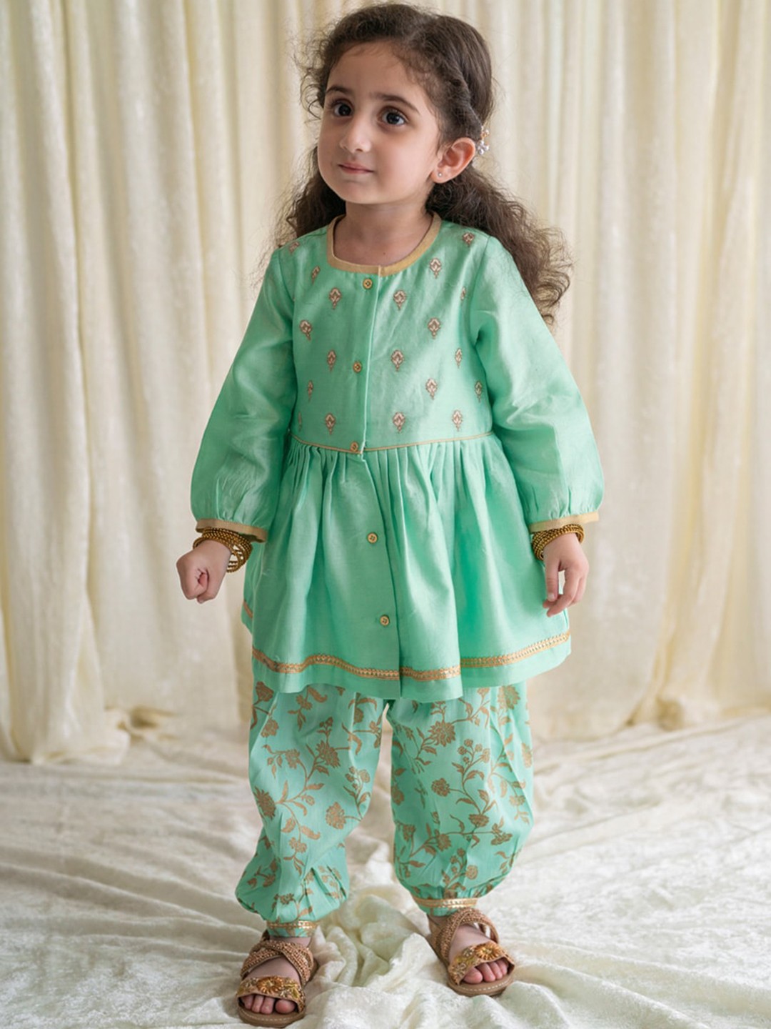 

Tiber Taber Girls Floral Embroidered Chanderi Silk Kurta with Salwar & Bow, Green