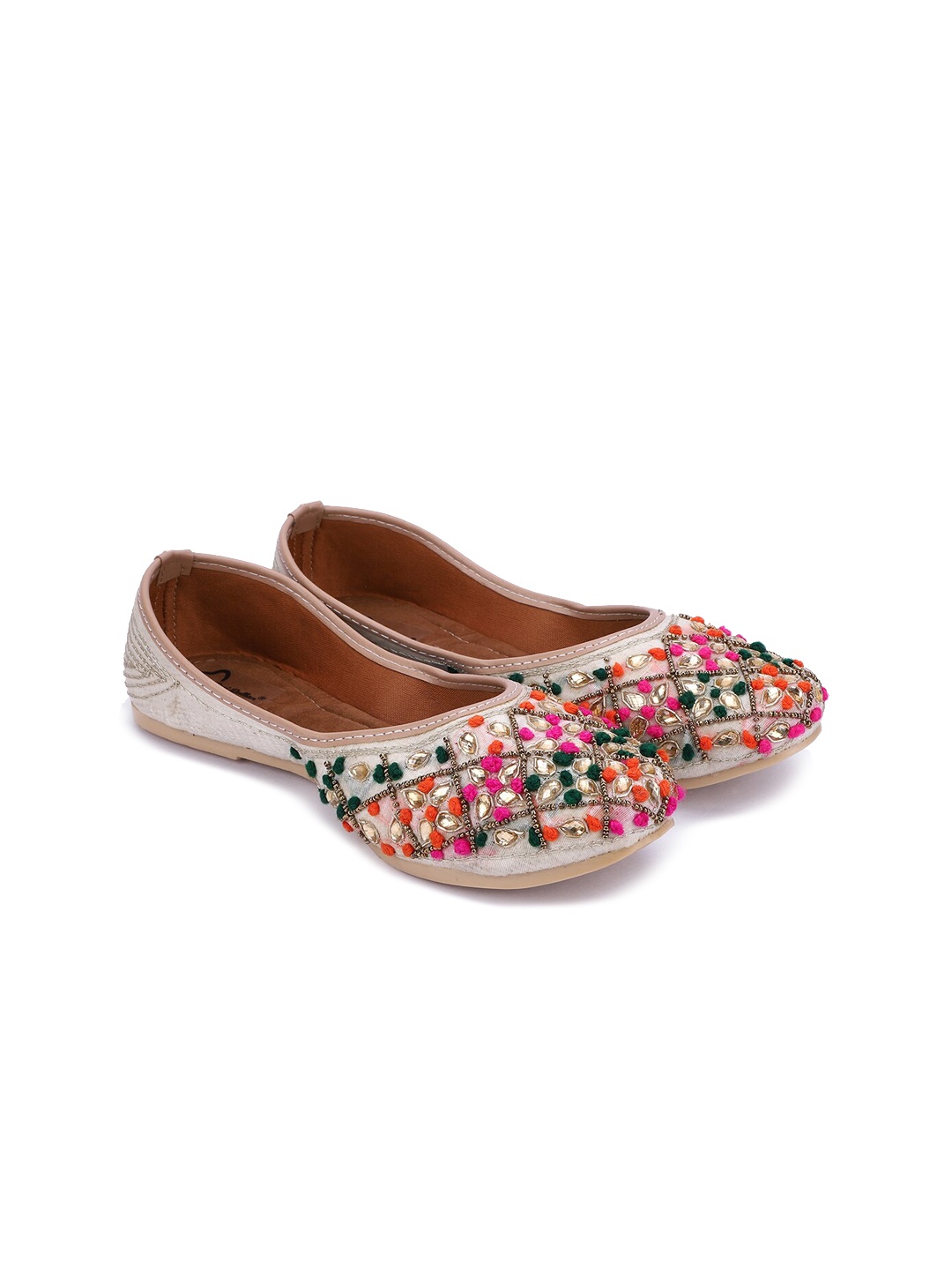 

The Desi Dulhan Women Off White & Green Embellished Ethnic Mojaris Flats