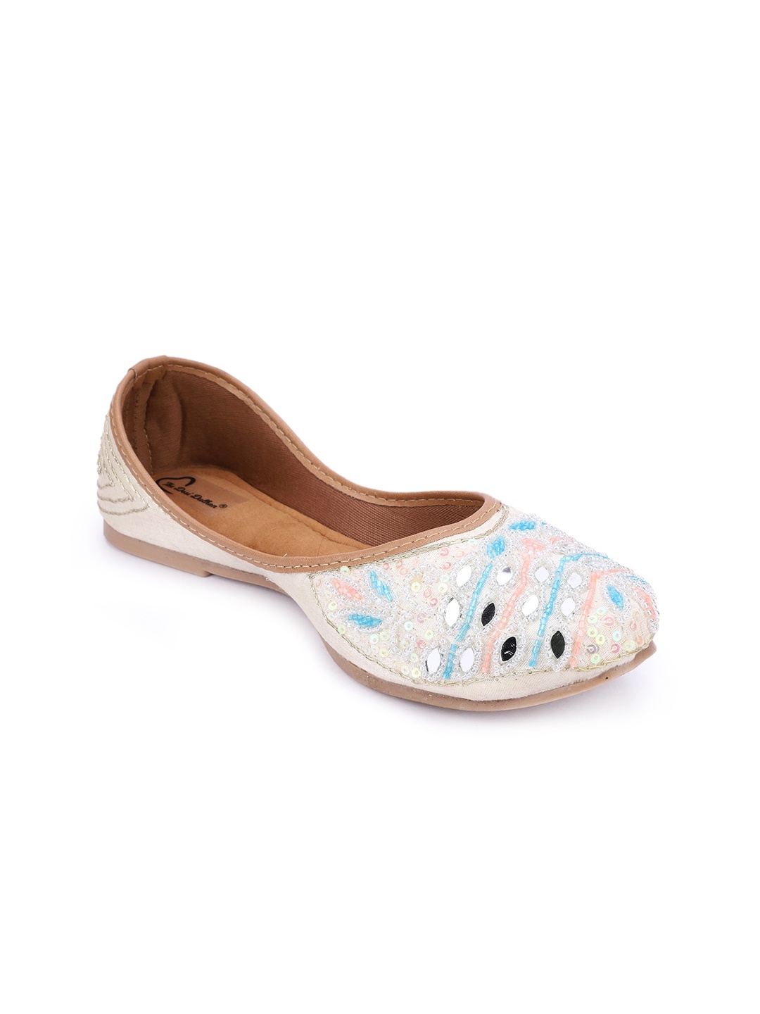 

The Desi Dulhan Women White Embellished Mojaris Flats