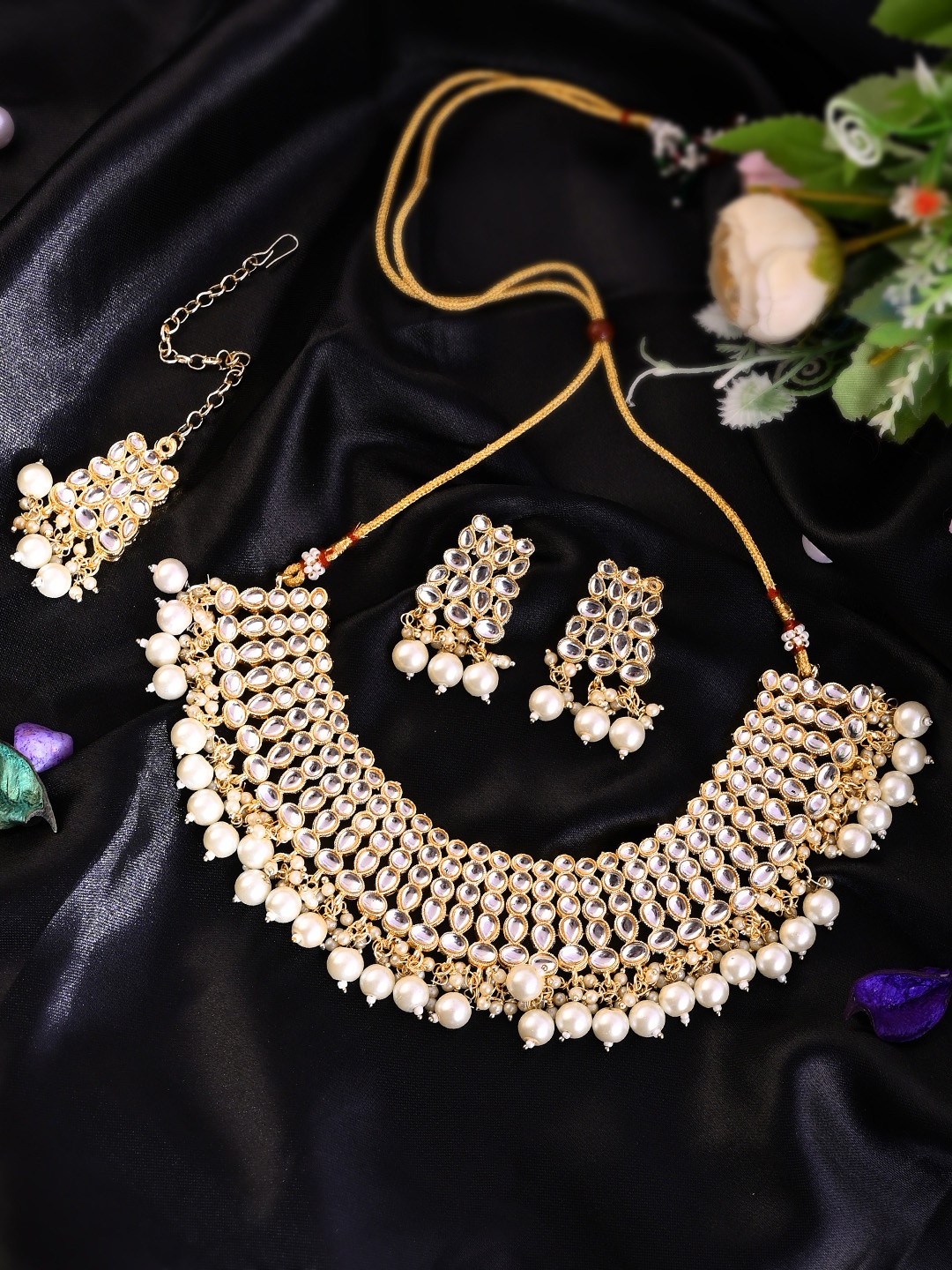 

AQUASTREET JEWELS Gold-Plated White Kundan Studded & Beaded Jewellery Set