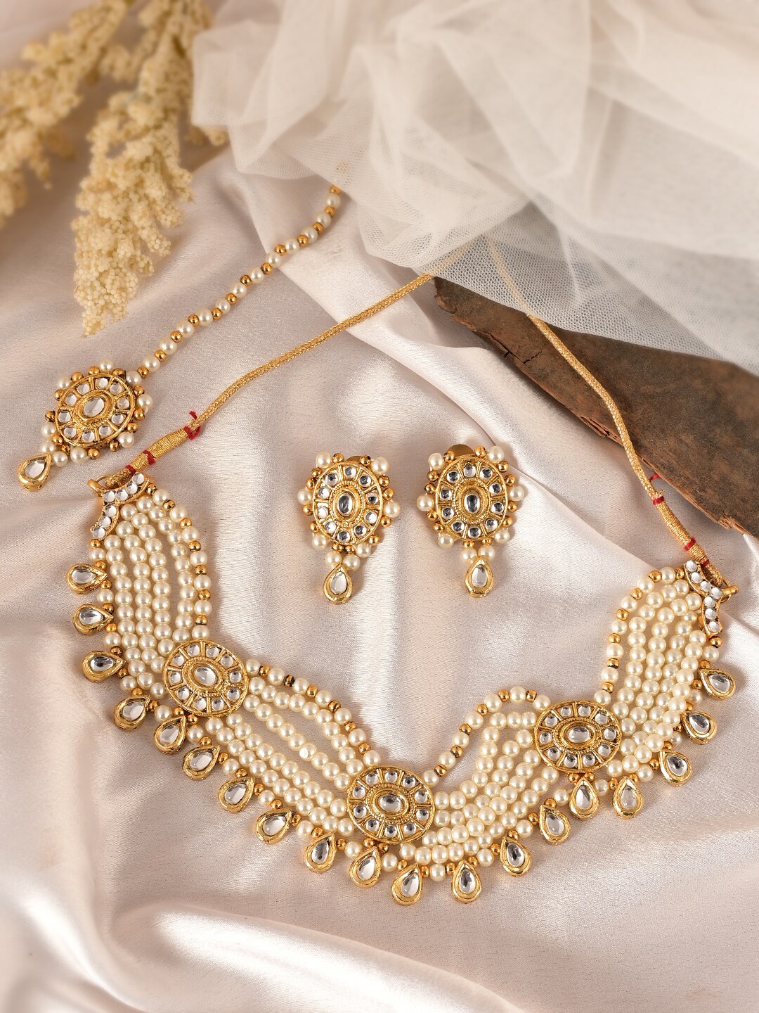 

AQUASTREET JEWELS Gold-Plated White Kundan & Beads Studded Jewellery Set