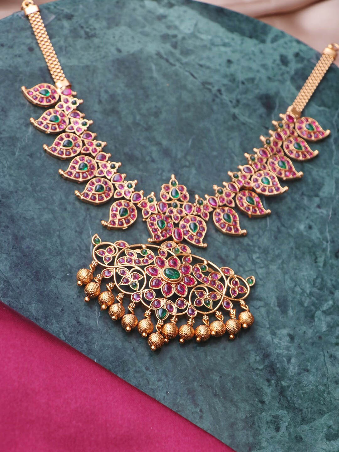 

Ishhaara Brass-Plated Gold-Toned Green & Pink Pearl -Studded Jewellery Set