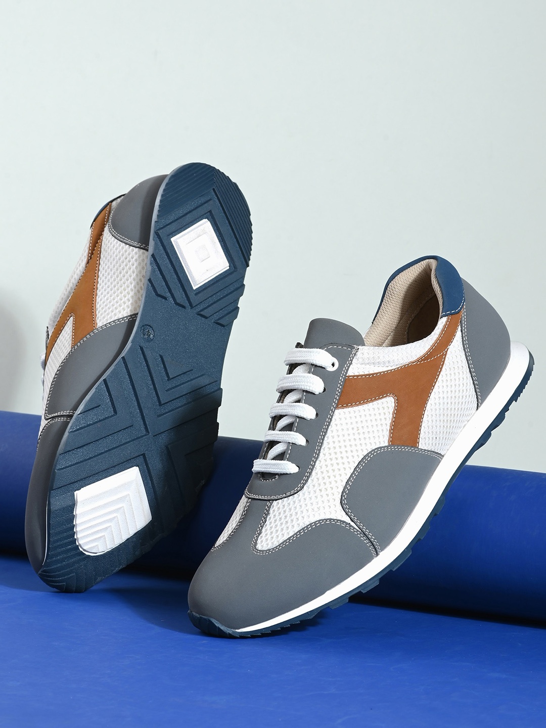 

Harvard Men Grey Colourblocked Synthetic Leather Sneakers