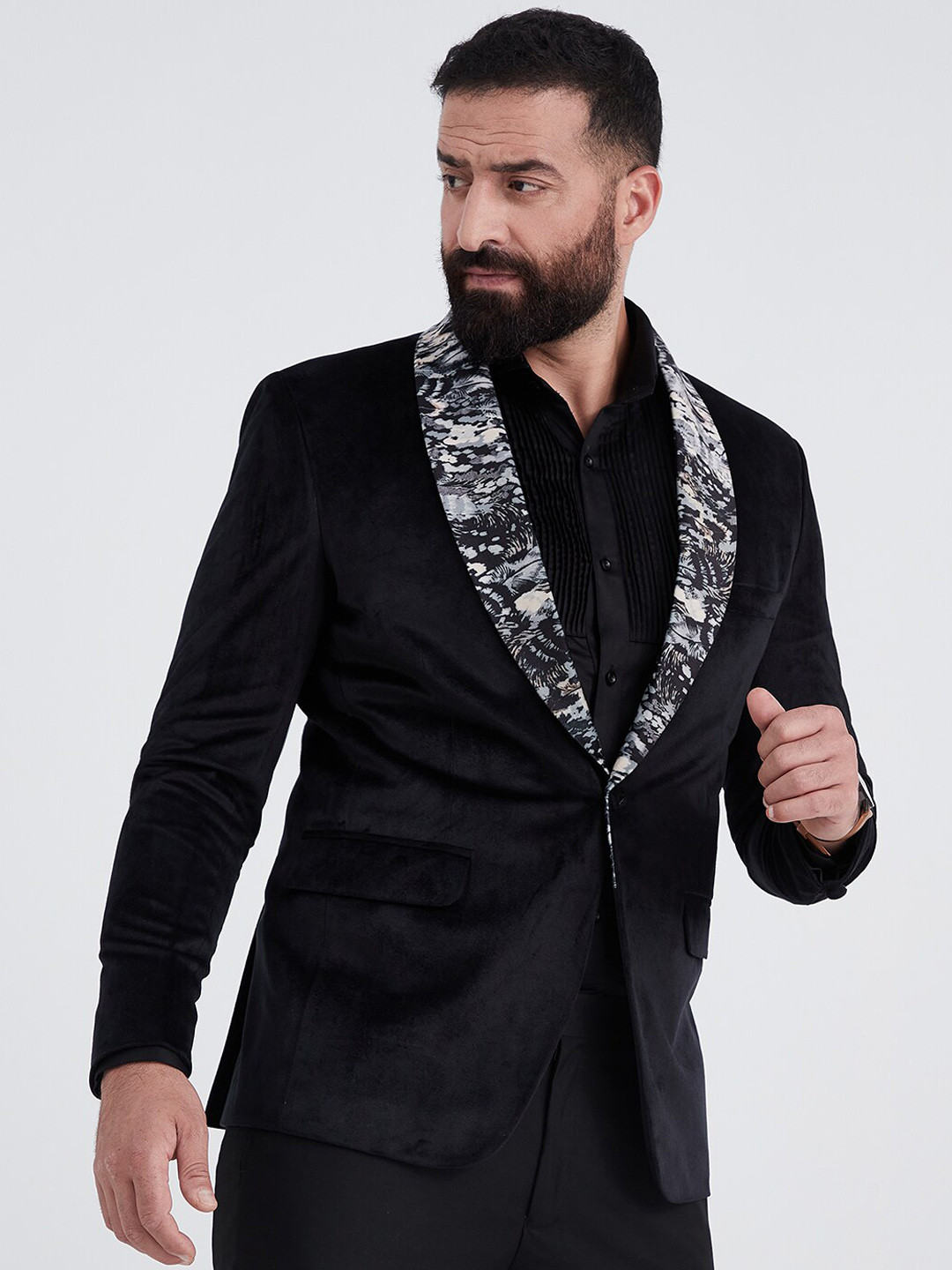 

MR BUTTON Men Black Solid Slim-Fit Velvet Single Breasted Blazers