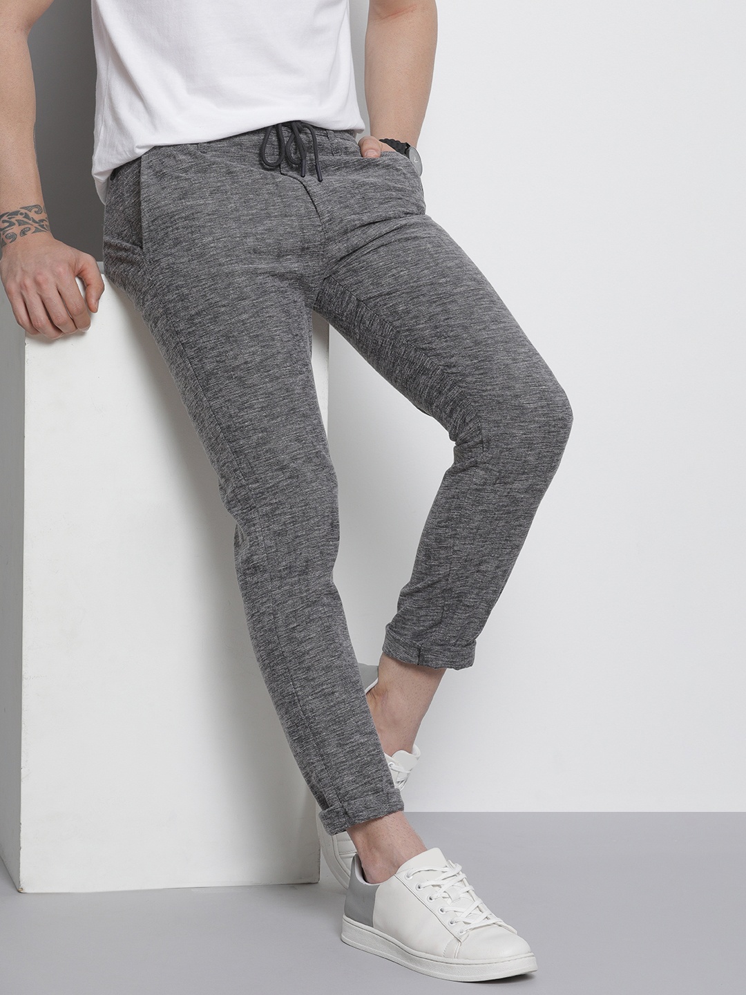 

The Indian Garage Co Men Charcoal Grey Melange Effect Slim Fit Trousers