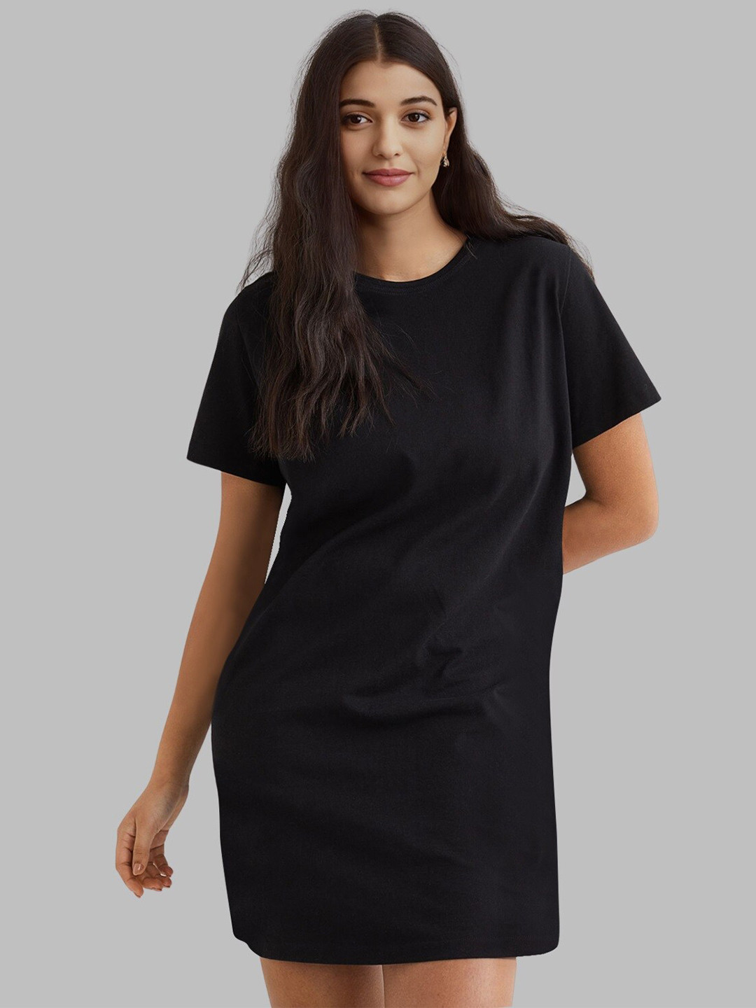

Pootlu Women Black Solid T-shirt