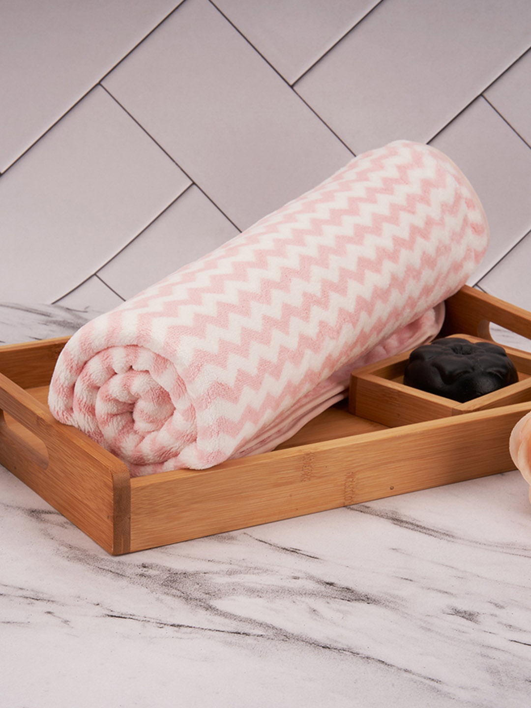 

Black gold Set Of 2 Printed 400 GSM Microfiber Bath Towels, Pink