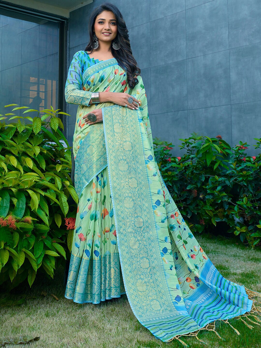 

Mitera Women Sea Green & Pink Floral Printed Satin Banarasi Saree