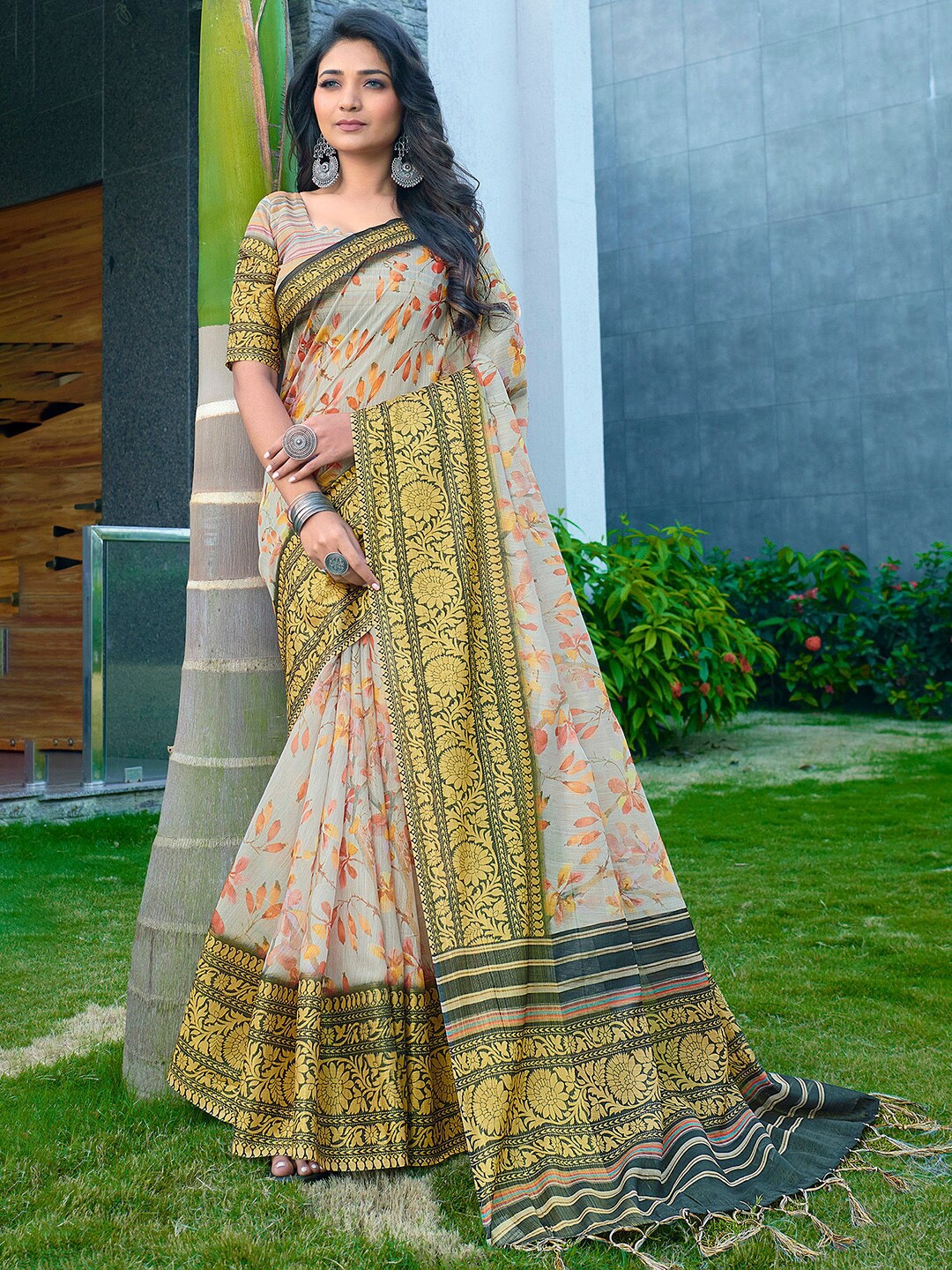 

Mitera Women Grey & Green Floral Printed Satin Banarasi Saree With Matching Blouse