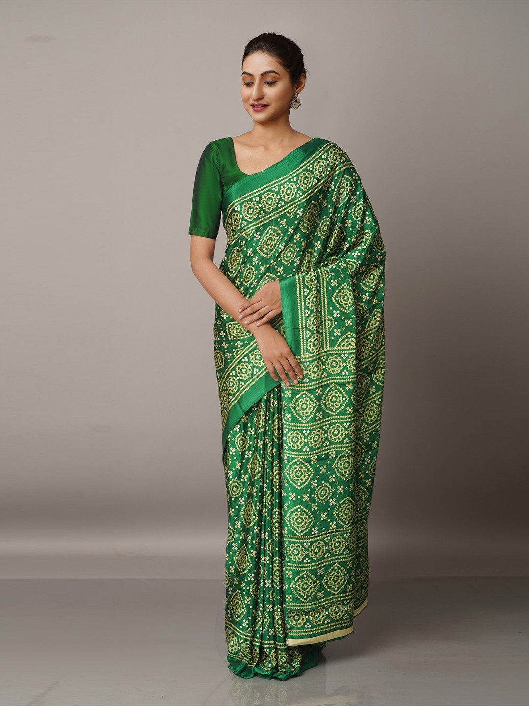 

Unnati Silks Green & White Bandhani Saree