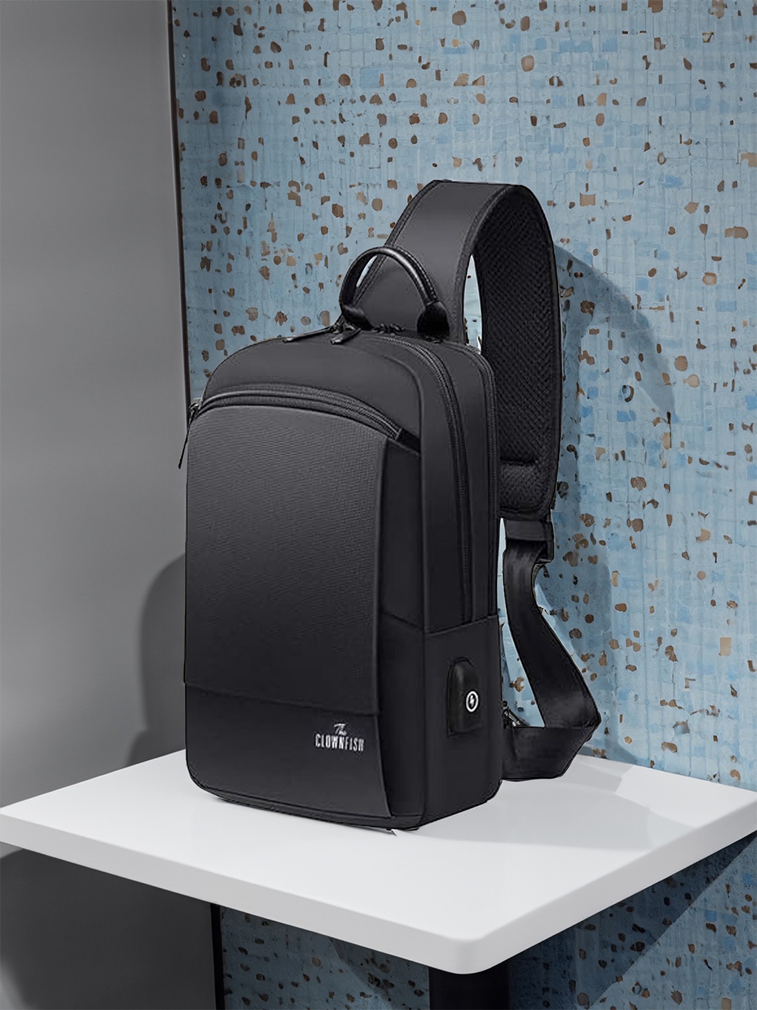 

THE CLOWNFISH Unisex Black Backpack with USB Charging Port