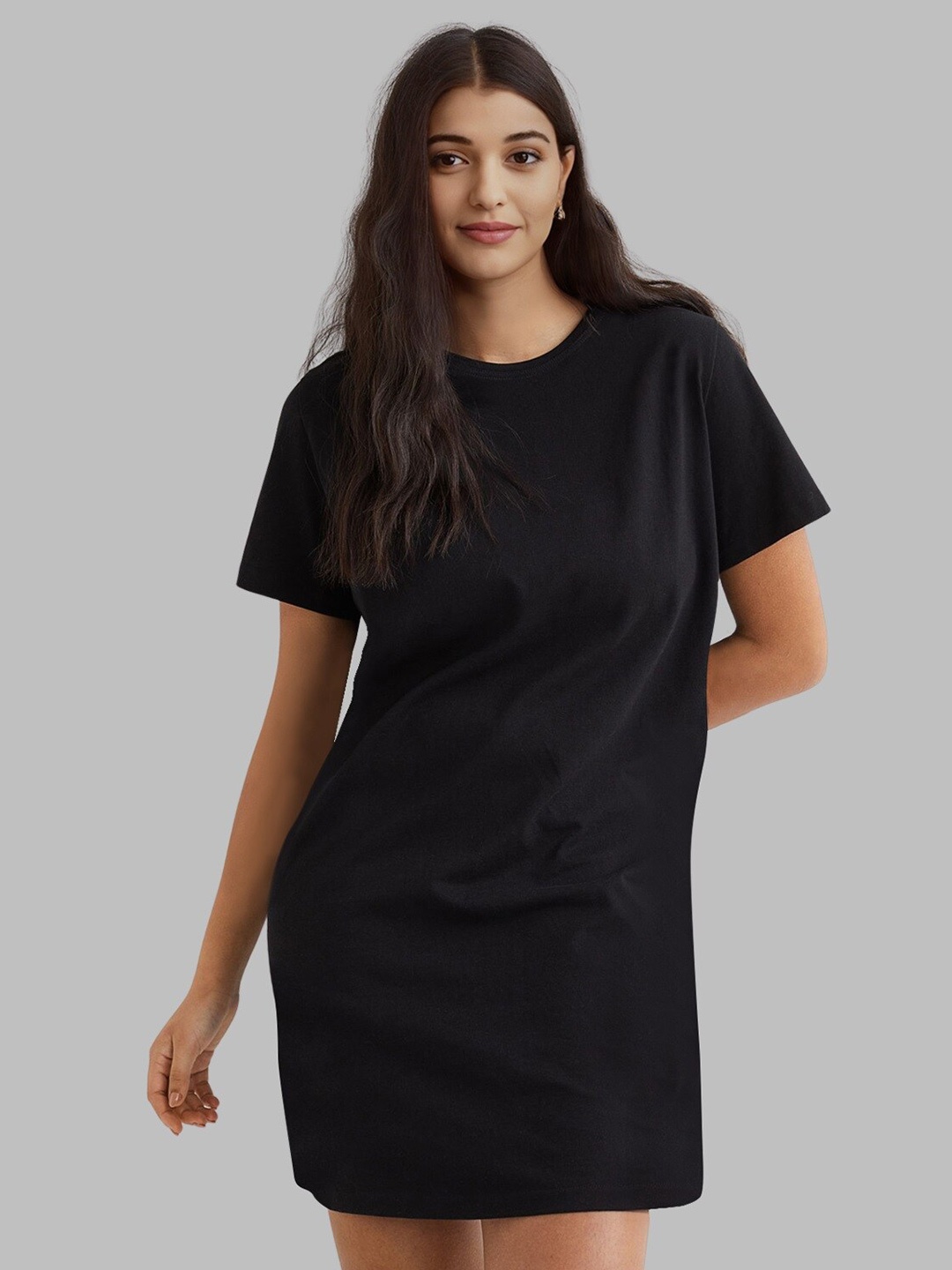 

Pootlu Women Black Solid T-shirt