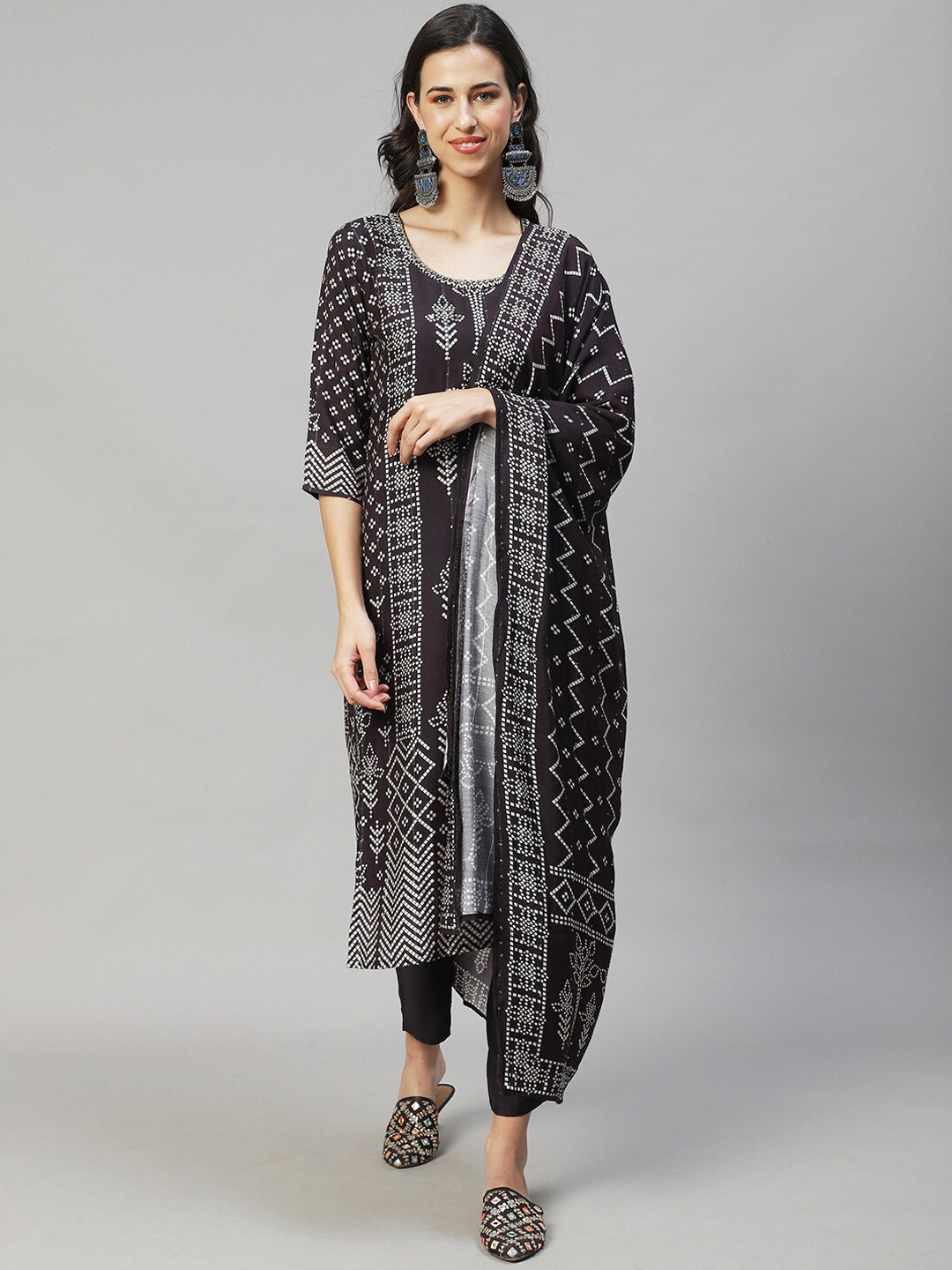 

FASHOR Women Bandhani Printed Chanderi Silk Kurta with Trousers & Dupatta, Black