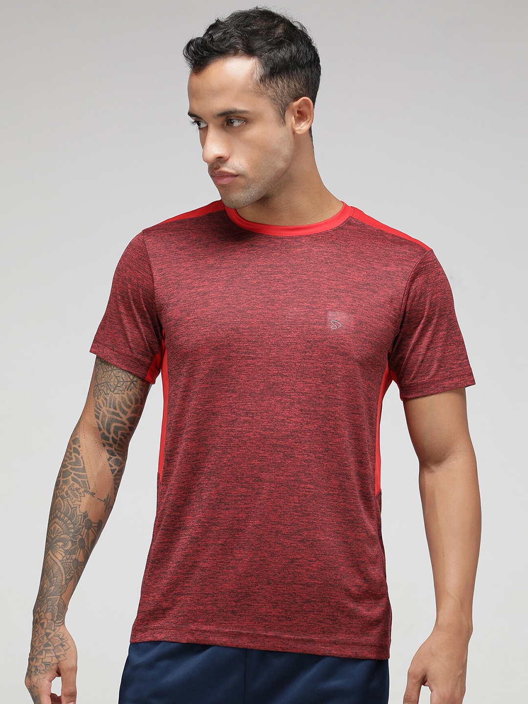 

SPORTO Men Red Solid Slim Fit T-shirt