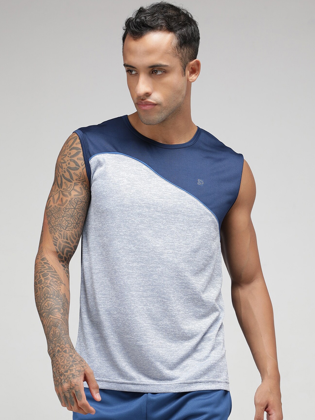 

SPORTO Men Navy Blue & Off White Colourblocked Slim Fit T-shirt