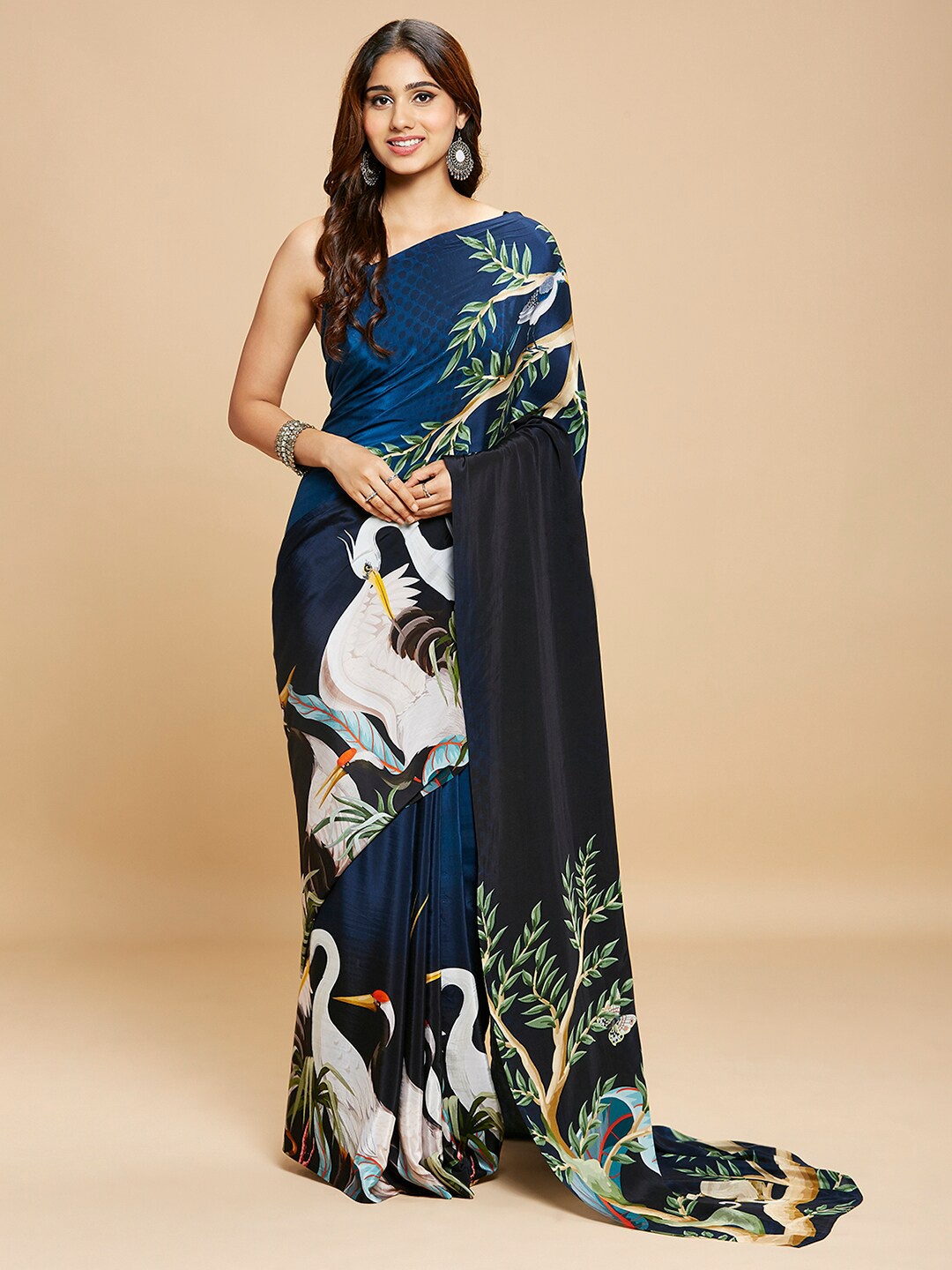 

navyasa Blue & White Floral Pure Crepe Saree