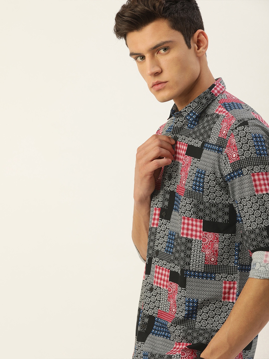 

Bene Kleed Men Black & Red Pure Cotton Slim Fit Abstract Printed Casual Shirt