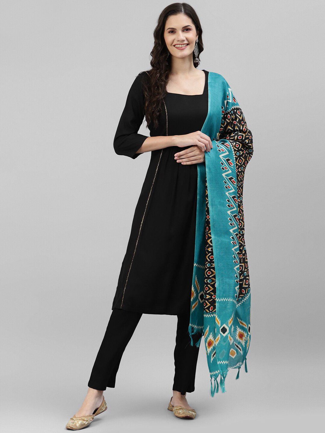 

DEEBACO Women Pleated Kurta with Trouser & Printed Dupatta, Black