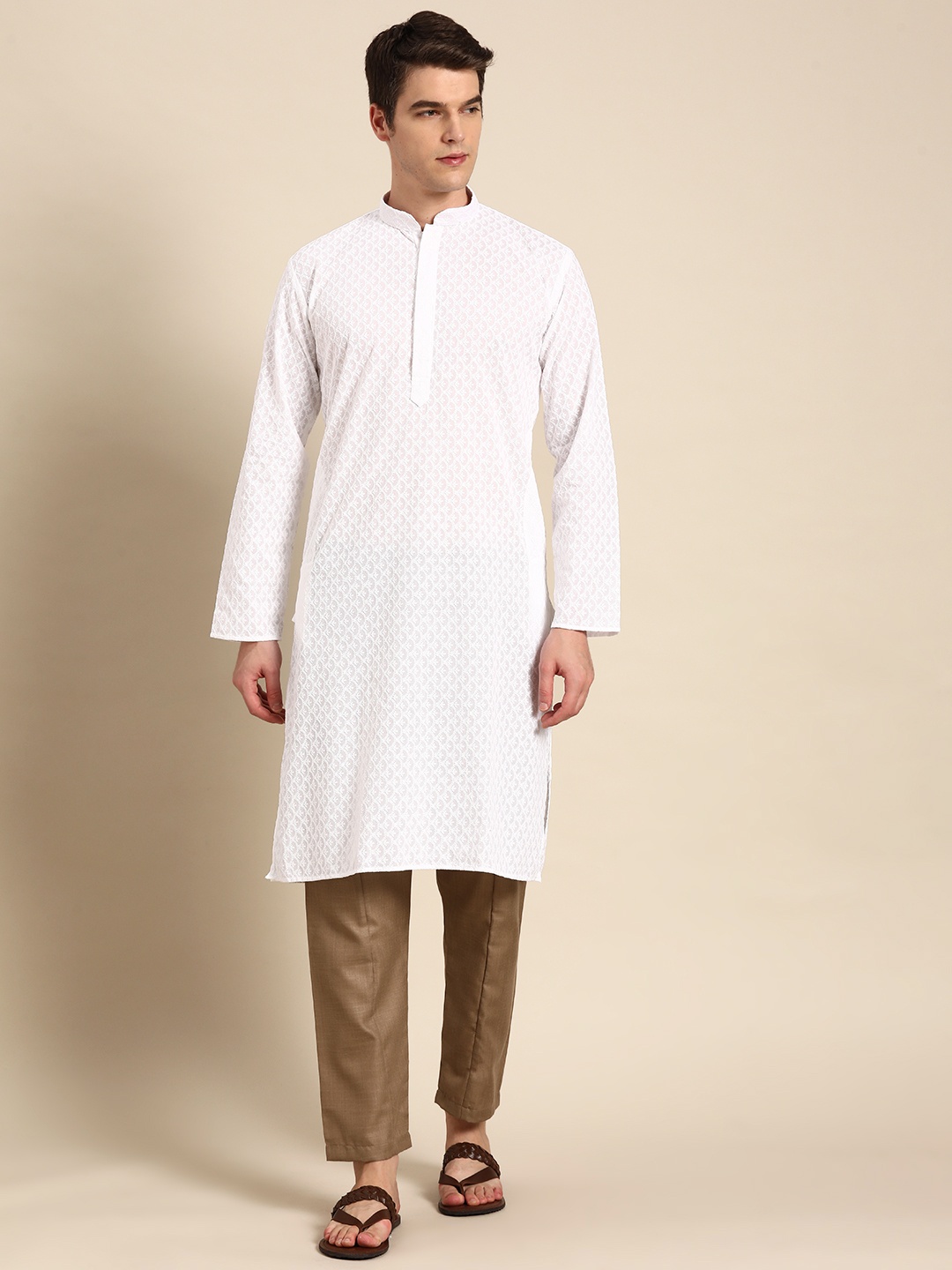 

RAJUBHAI HARGOVINDAS Men White Ethnic Motifs Embroidered Chikankari Kurta