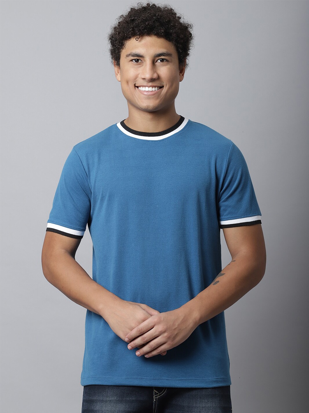 

DOOR74 Men Blue Solid T-shirt