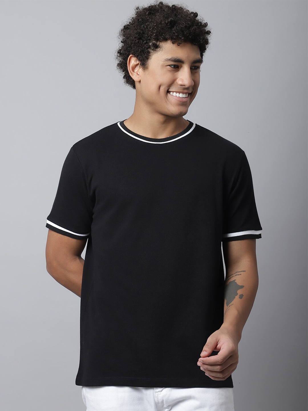 

DOOR74 Men Black Solid T-shirt