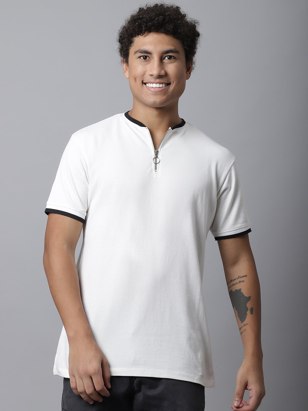 

DOOR74 Men Off White Mandarin Collar T-shirt