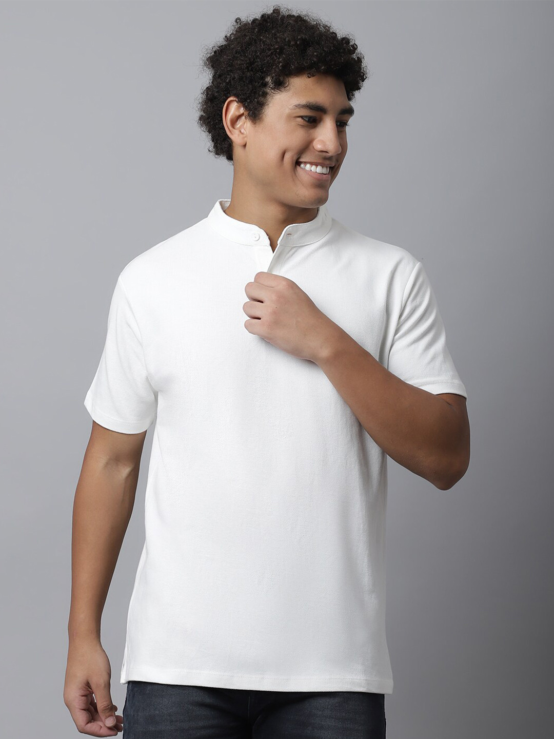 

DOOR74 Men Off White Mandarin Collar T-shirt
