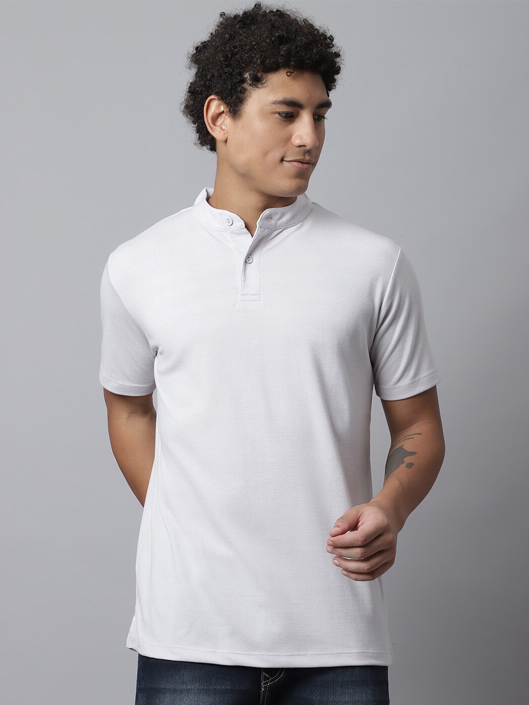 

DOOR74 Men White Mandarin Collar T-shirt
