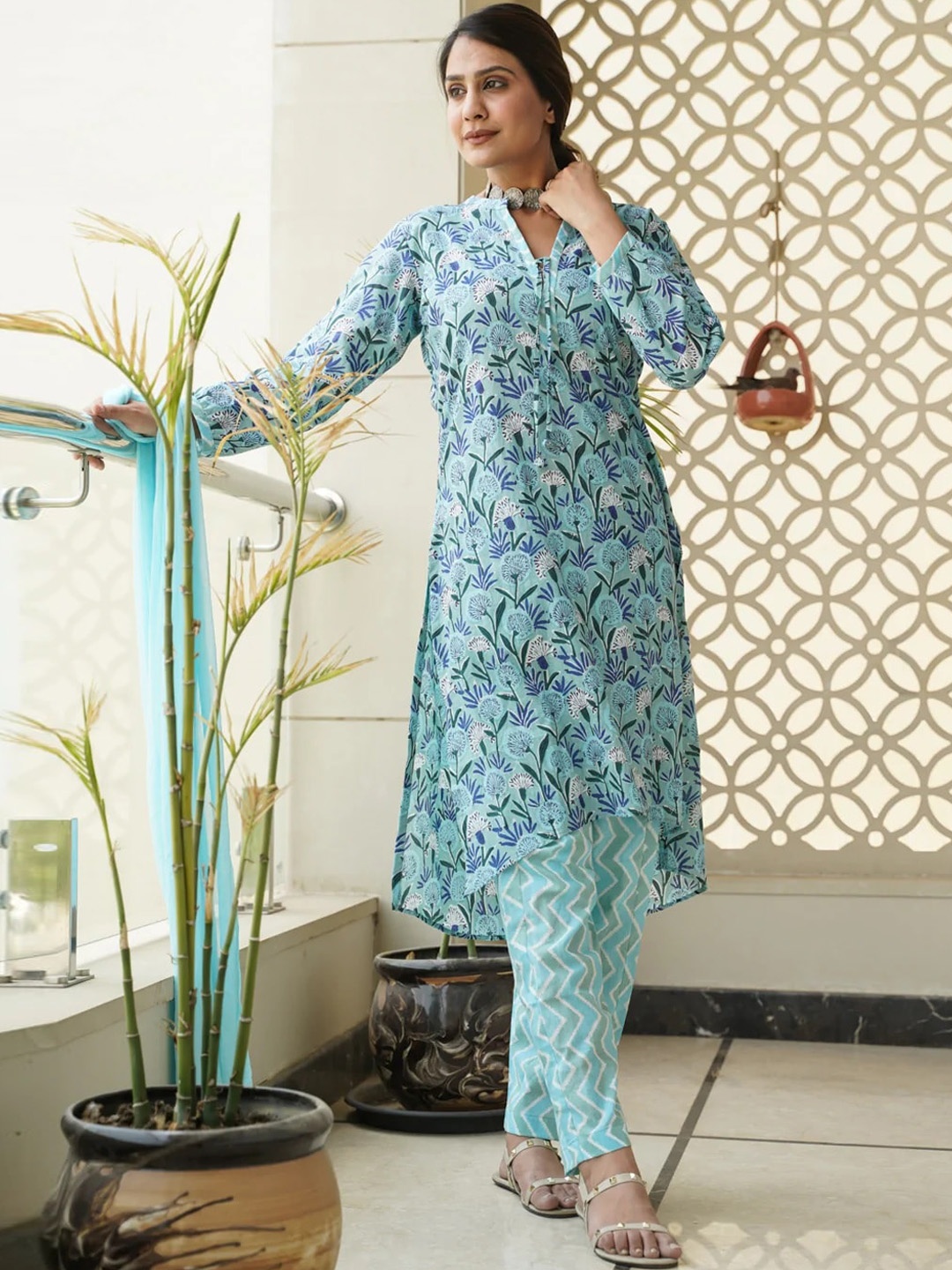 

NANGALIA RUCHIRA Women Blue Floral Printed Pure Cotton Kurta with Trousers & Dupatta