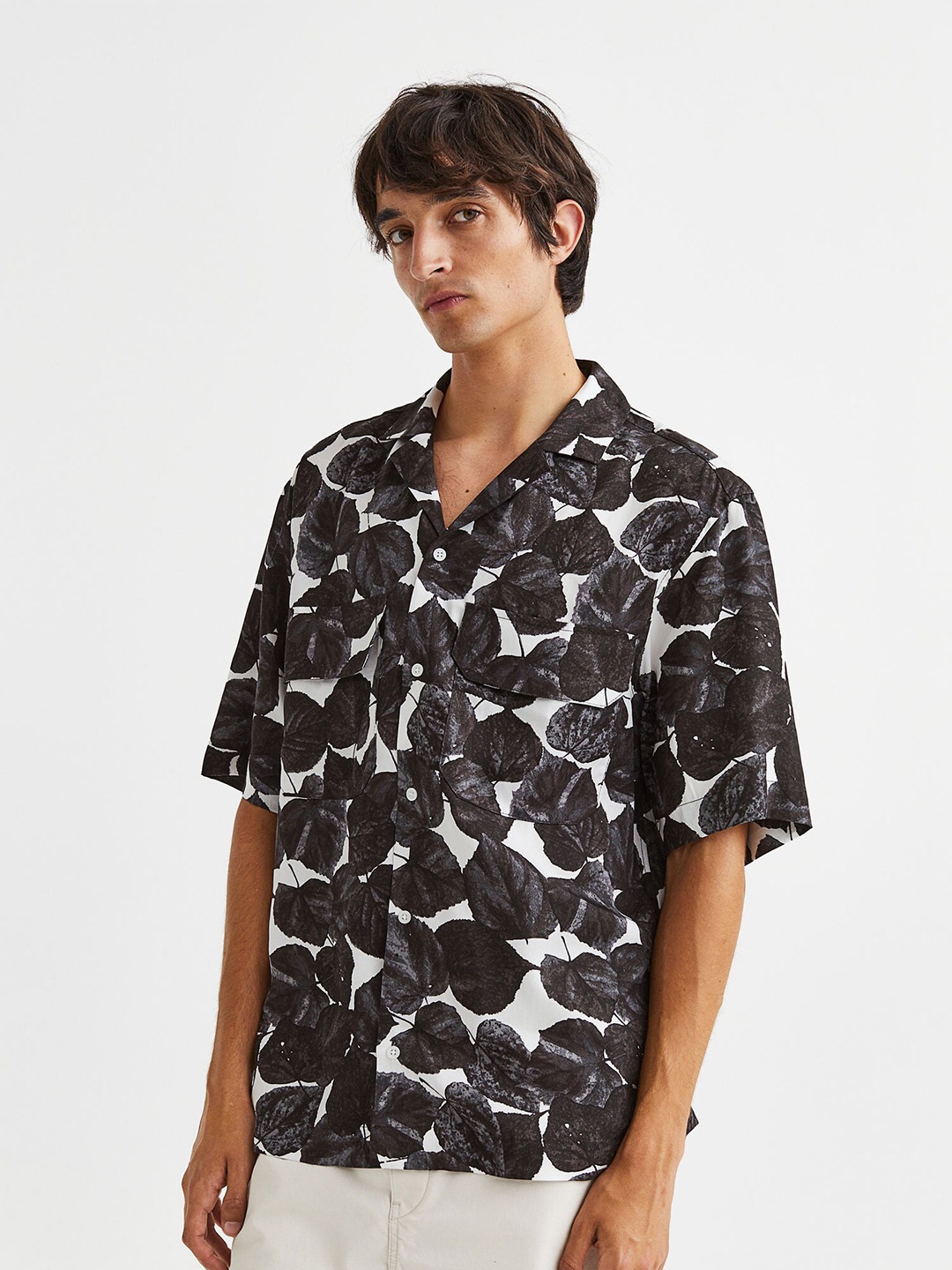 

H&M Men Relaxed Fit Lyocell Resort Shirt, Black